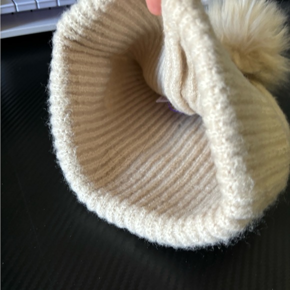 Women Cream Fur Ball Hat - Picture 4 of 4